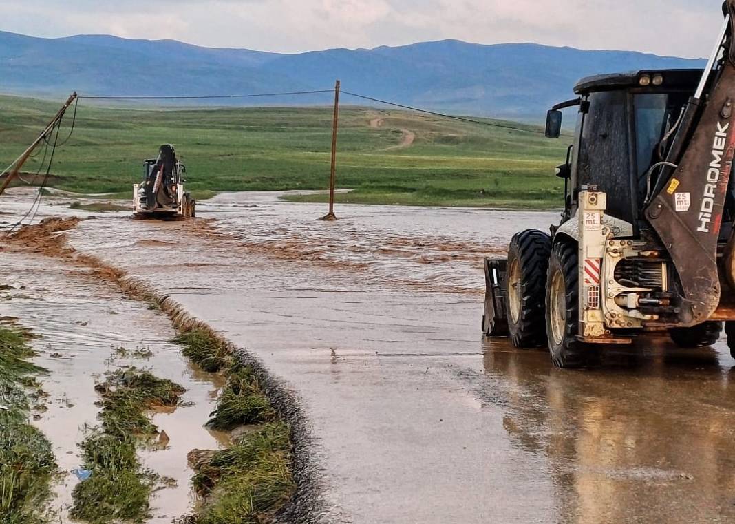 Sağanak felakete döndü! Evler sular altında kaldı onlarca hayvan telef oldu 12